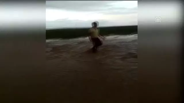 Sağanak yağış tarım işçilerinin çadırlarını sular altında bıraktı (2)