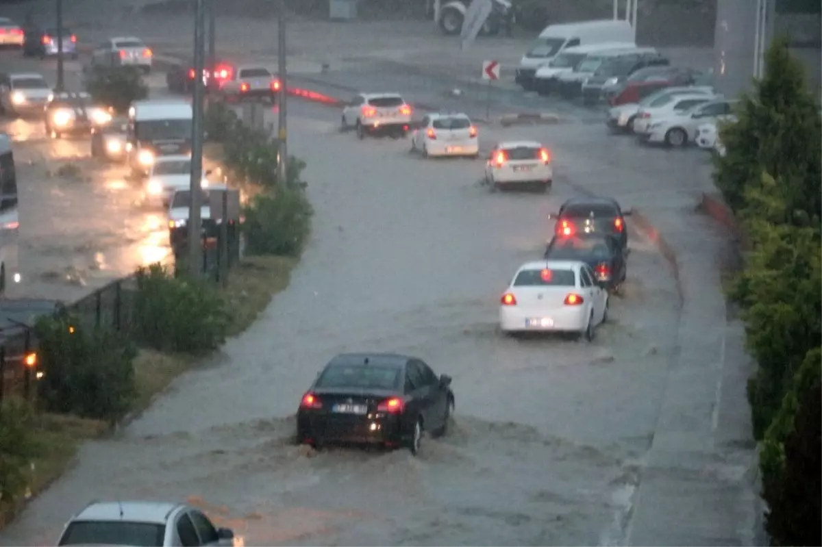 Şiddetli yağış yolları göle çevirdi