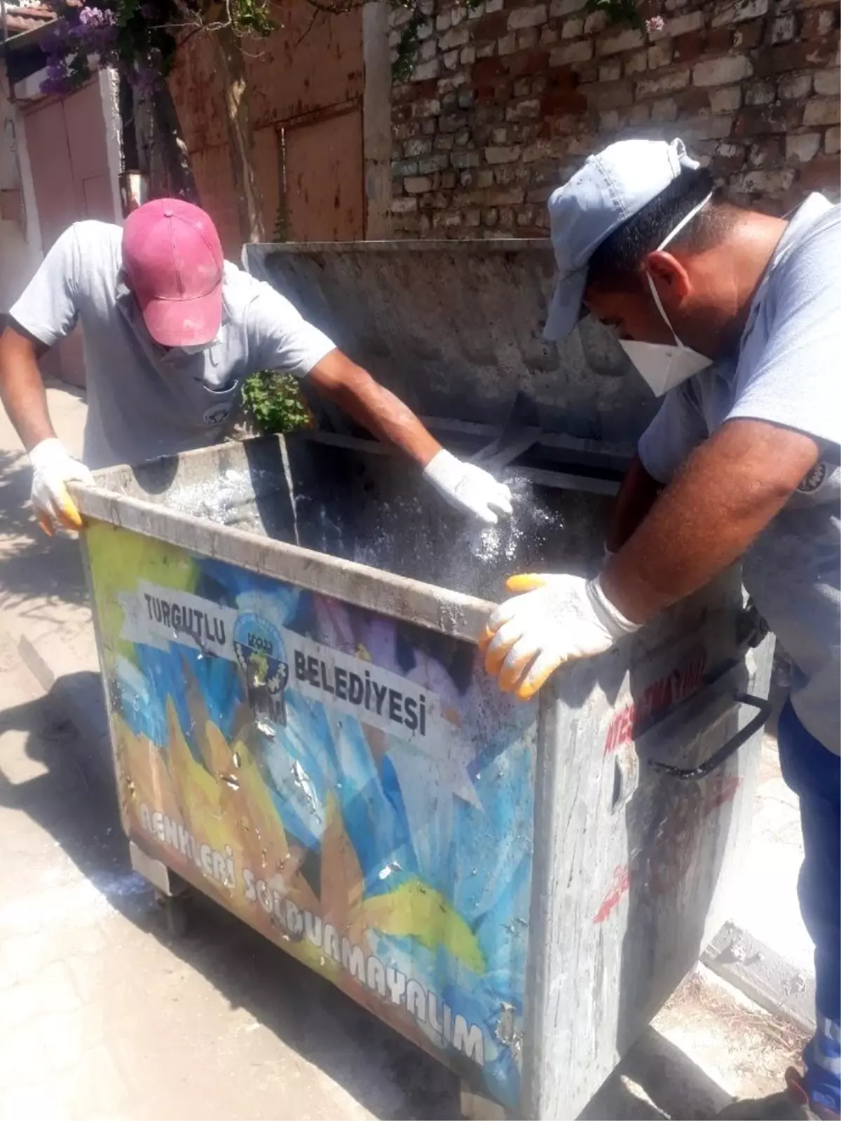 Turgutlu'da çöp konteynerlerine temizlik çalışması