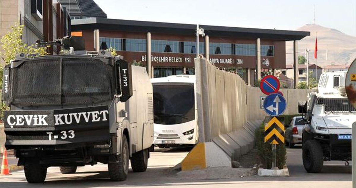 PKK/KCK yapılanması kapsamında düzenlenen operasyonda, Van Büyükşehir Belediyesi'nin 9 çalışanı gözaltına alındı