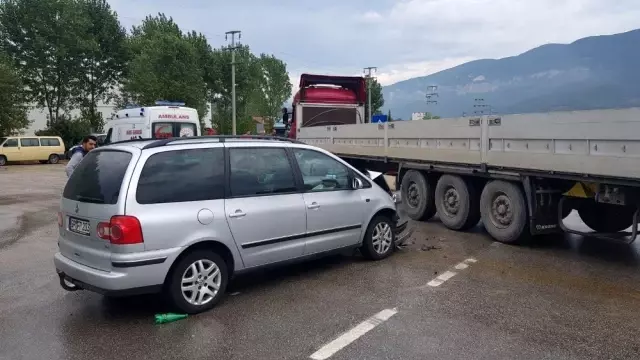 Yabancı plakalı otomobil ile TIR ile çarpıştı: 4'ü çocuk 8 yaralı