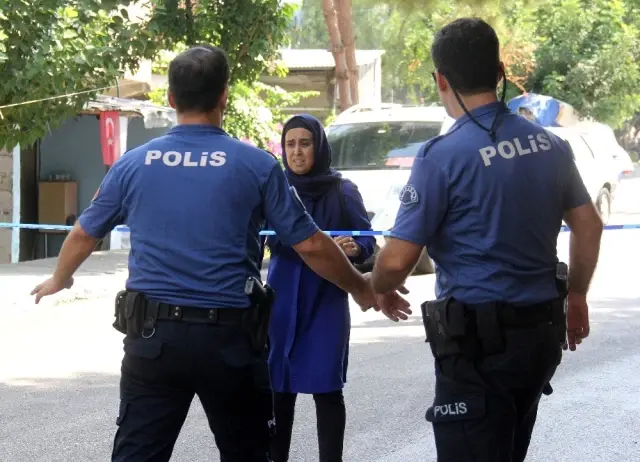 Eski astsubay, mobilet üzerindeki adam ile kahvehanedeki 2 kişiyi öldürdü Eski astsubay, mobilet üzerindeki adam ile kahvehanedeki 2 kişiyi öldürdü