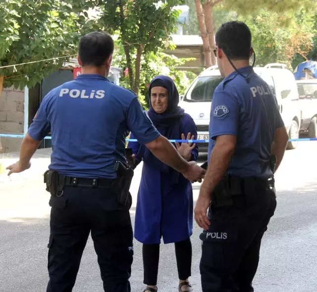 Eski astsubay, mobilet üzerindeki adam ile kahvehanedeki 2 kişiyi öldürdü Eski astsubay, mobilet üzerindeki adam ile kahvehanedeki 2 kişiyi öldürdü