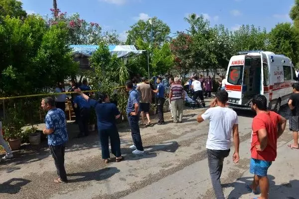Adana'da silahlı saldırı; kahvedeki 2 kişi ile motosikletliyi öldürdü