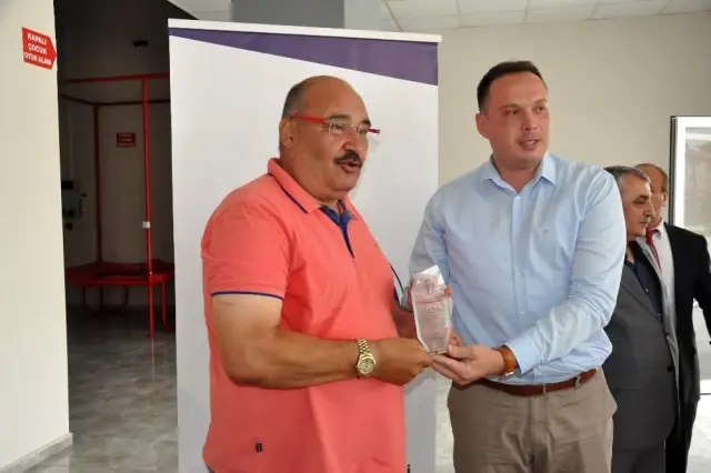 Afyonkarahisar'da görevinde 25 yılını doldurmuş muhtarlara plaket Afyonkarahisar'da görevinde 25 yılını doldurmuş muhtarlara plaket