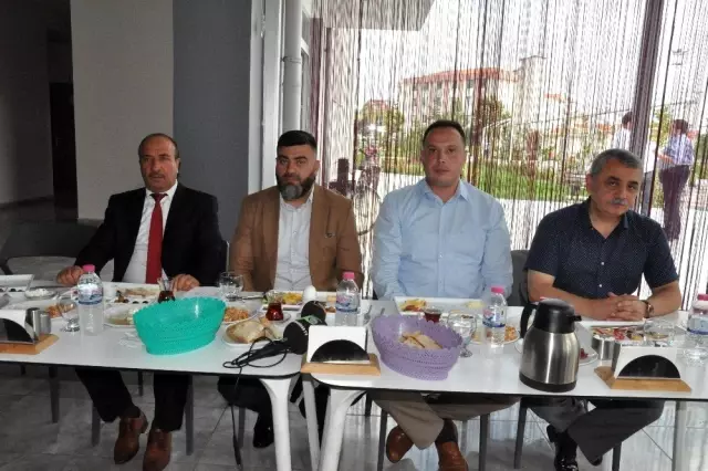 Afyonkarahisar'da görevinde 25 yılını doldurmuş muhtarlara plaket Afyonkarahisar'da görevinde 25 yılını doldurmuş muhtarlara plaket