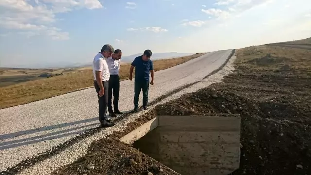 Ahlat'ın köy yollarında asfaltlama çalışması Ahlat'ın köy yollarında asfaltlama çalışması