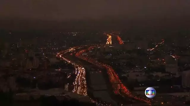 Amazon ormanlarından yükselen dumanlar Sao Paulo şehrini karanlığa bürüdü