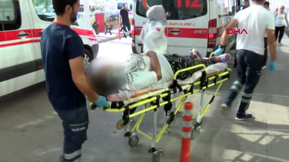 Kız arkadaşını, insanların gözü önünde bayılana kadar demir çubukla darp etti
