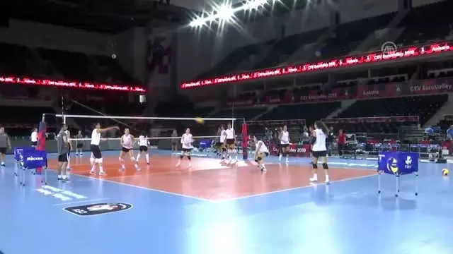 Bakan Kasapoğlu'ndan milli voleybolculara moral ziyareti