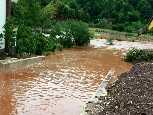 Bartın'da sağanak yağış taşkına neden oldu