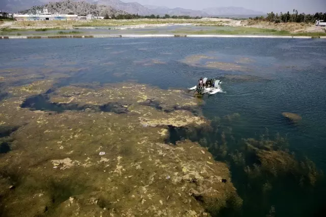Boğaçayı'ndaki sucul bitkiler makine ile temizleniyor Boğaçayı'ndaki sucul bitkiler makine ile temizleniyor