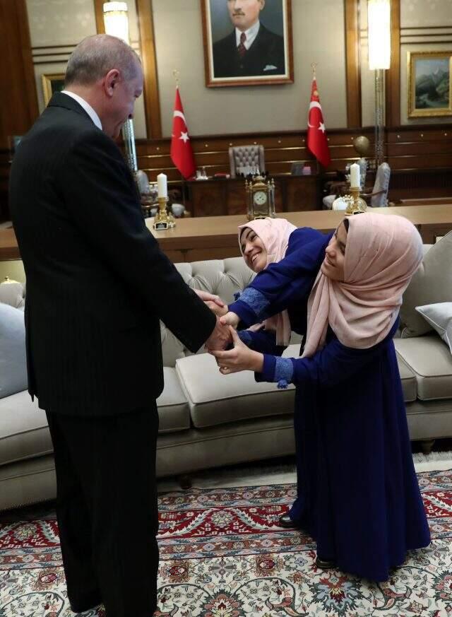 Cumhurbaşkanı Erdoğan, siyam ikizlerini Külliye'de kabul etti