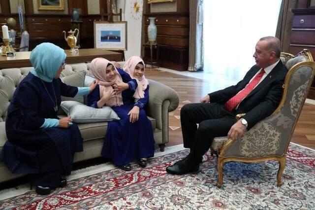 Cumhurbaşkanı Erdoğan, siyam ikizlerini Külliye'de kabul etti