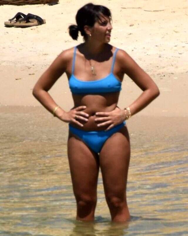 Denize giren Zehra Çilingiroğlu, bikinisinin azizliğine uğradı