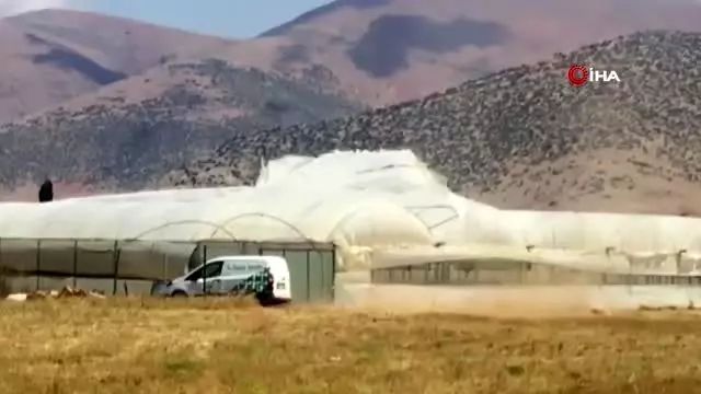 Hortum anı kamerada...Elmalı'da çıkan hortum bir seraya zarar verdi Hortum anı kamerada...Elmalı'da çıkan hortum bir seraya zarar verdi