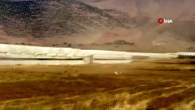Hortum anı kamerada...Elmalı'da çıkan hortum bir seraya zarar verdi Hortum anı kamerada...Elmalı'da çıkan hortum bir seraya zarar verdi