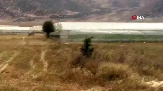 Hortum anı kamerada...Elmalı'da çıkan hortum bir seraya zarar verdi Hortum anı kamerada...Elmalı'da çıkan hortum bir seraya zarar verdi