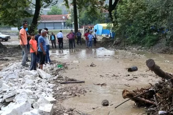 Kaynaşlı'da dereler taştı