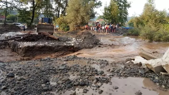 Kaynaşlı'da dereler taştı