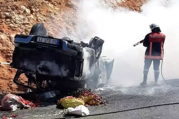 Mersin'de takla atan araç yandı