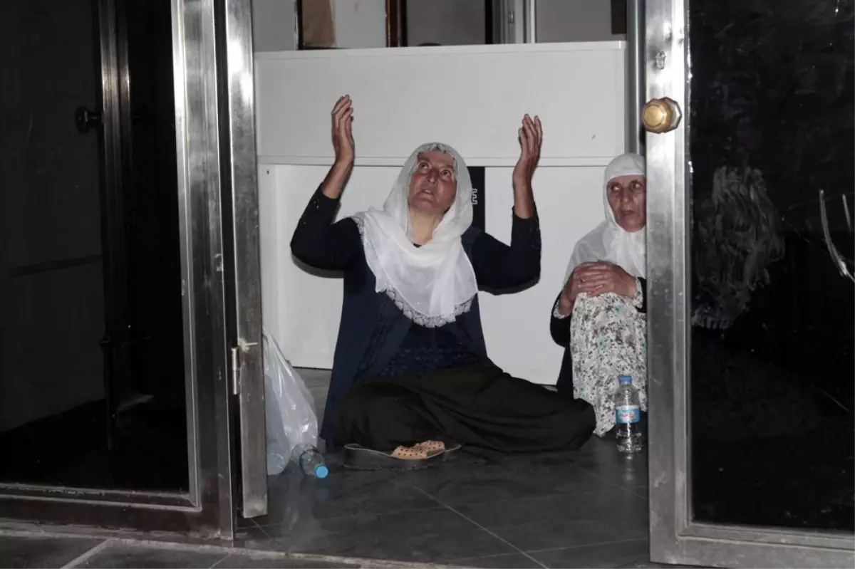 Oğlunun HDP'liler tarafından kaçırıldığını iddia eden annenin haklı eylemi