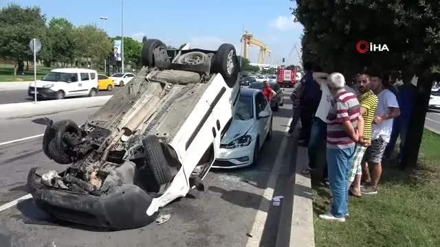 Pendik'te takla atan araç karşı şeritteki aracın üstüne düştü Pendik'te takla atan araç karşı şeritteki aracın üstüne düştü
