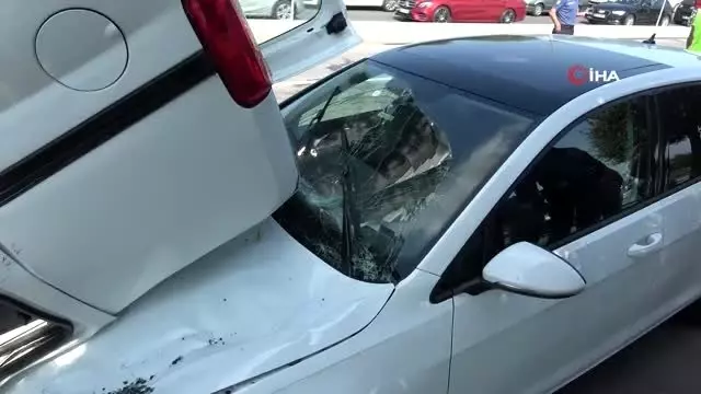 Pendik'te takla atan araç karşı şeritteki aracın üstüne düştü Pendik'te takla atan araç karşı şeritteki aracın üstüne düştü