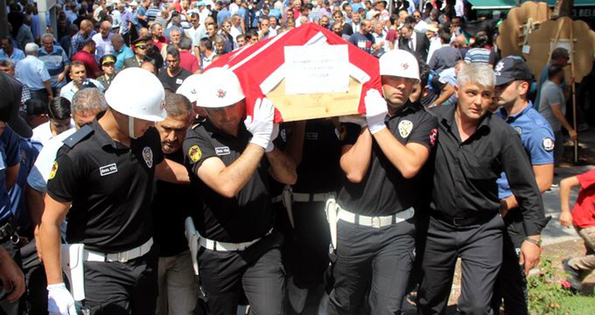 Polis memurunun cenaze töreninde duygulandıran feryat: Baba bizi bırakma
