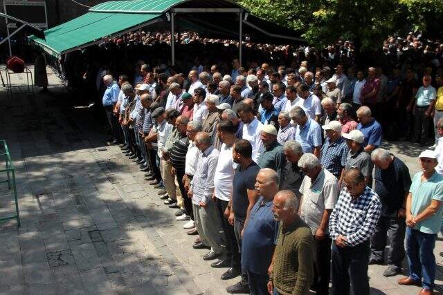 Polis memurunun cenaze töreninde duygulandıran feryat: Baba bizi bırakma