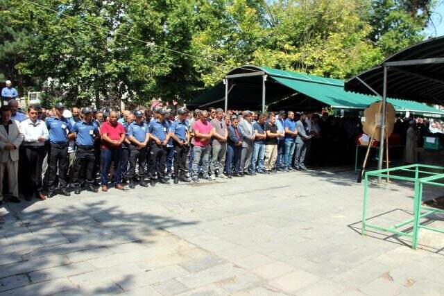 Polis memurunun cenaze töreninde duygulandıran feryat: Baba bizi bırakma