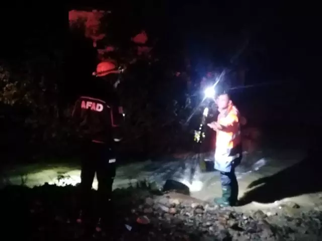 Şiddetli yağış sonrası köprü çöktü, 7 kişilik aile AFAD ekiplerince kurtarıldı