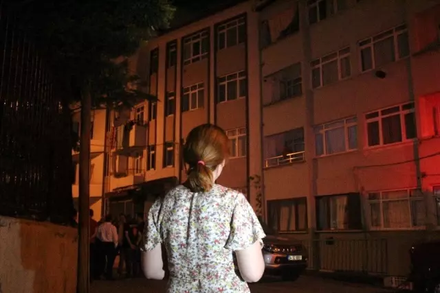 Toprak kaydı, 2 apartmandaki vatandaşlar tahliye edildi Toprak kaydı, 2 apartmandaki vatandaşlar tahliye edildi