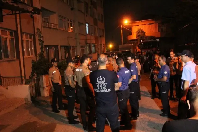 Toprak kaydı, 2 apartmandaki vatandaşlar tahliye edildi Toprak kaydı, 2 apartmandaki vatandaşlar tahliye edildi
