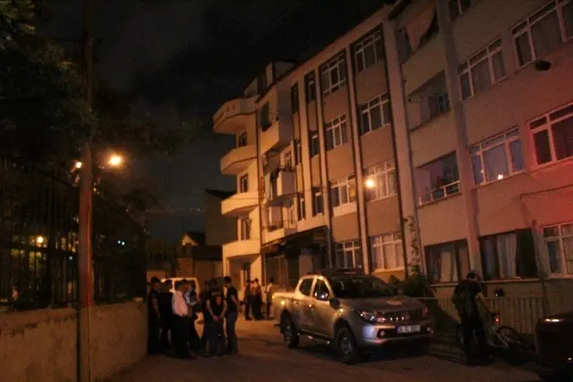 Toprak kaydı, 2 apartmandaki vatandaşlar tahliye edildi Toprak kaydı, 2 apartmandaki vatandaşlar tahliye edildi