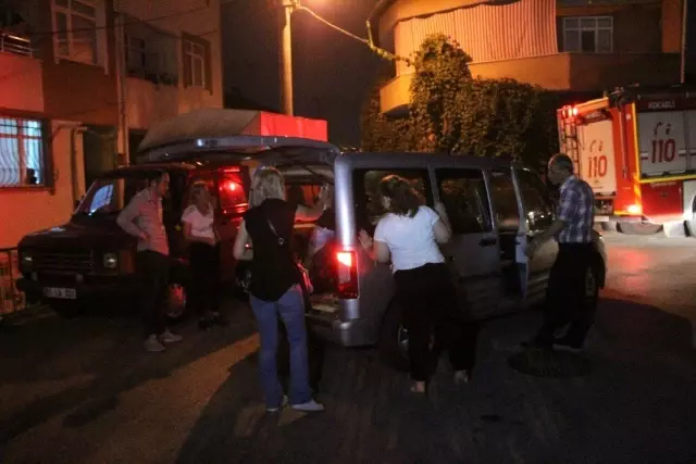 Toprak kaydı, 2 apartmandaki vatandaşlar tahliye edildi Toprak kaydı, 2 apartmandaki vatandaşlar tahliye edildi