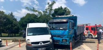Tuzla'da kamyon yolcu minibüsüne çarptı, 3 kişi yaralandı