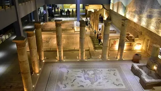 Zeugma Mozaik Müzesi'ne ziyaretçi Zeugma Mozaik Müzesi'ne ziyaretçi
