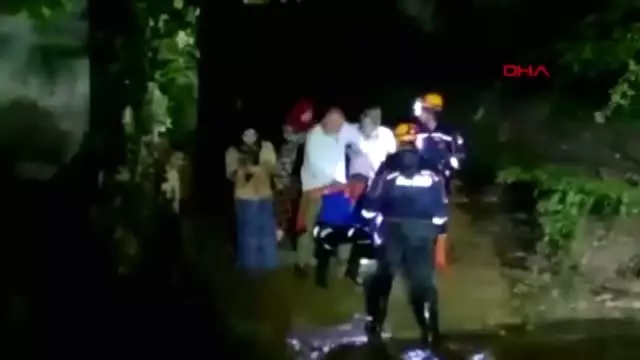 ZONGULDAK Köprü yıkılınca mahsur kalan aileyi AFAD kurtardı