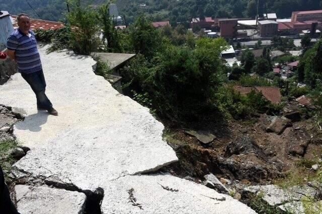 Zonguldak'taki heyelanda 6 ev çöktü, 20 kişi evsiz kaldı