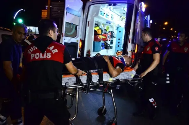Adana'da otomobil ile motosikletli yunus ekibi çarpıştı: 1 polis yaralandı