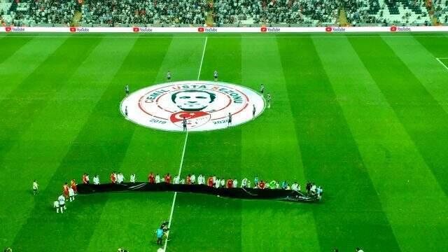 Beşiktaşlı taraftarlar Göztepe maçında 'Kadına uzanan eller kırılsın' tezahüratında bulundu