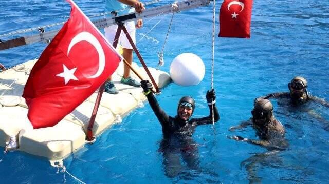 Derya Can serbest dalış rekoru kırdı! Dalışı takip eden gazeteci duya düştü