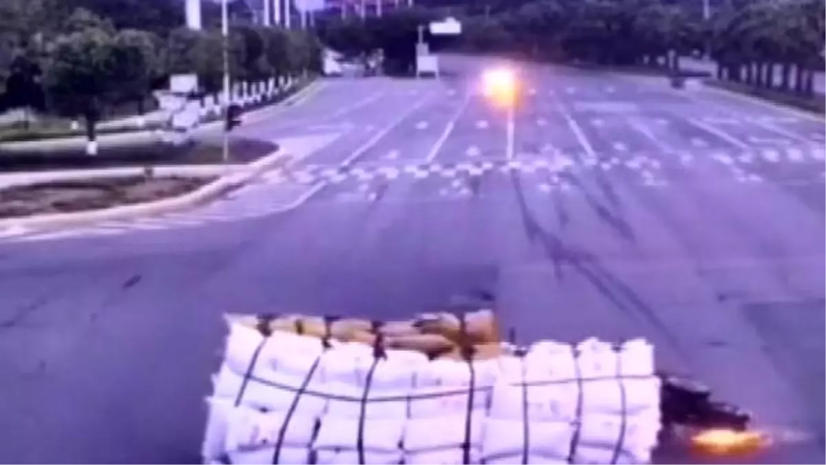 Devrilen triportördeki yükün altında kaldılar... yaşanan can pazarı ve kurtulmaları kamerada