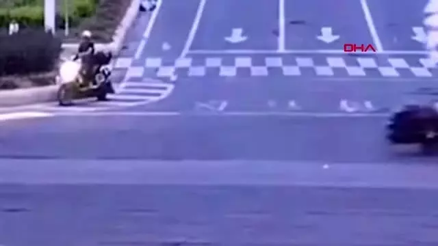Devrilen triportördeki yükün altında kaldılar.