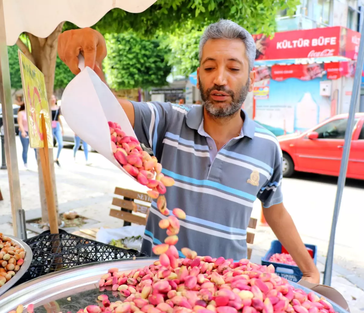 Geçen yıl 15 liraya kadar düşen Antep fıstığı bu yıl 50 liradan satılıyor