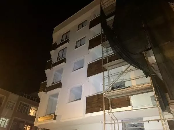 İnşaat işcisi asanör boşluğunda ölü bulundu