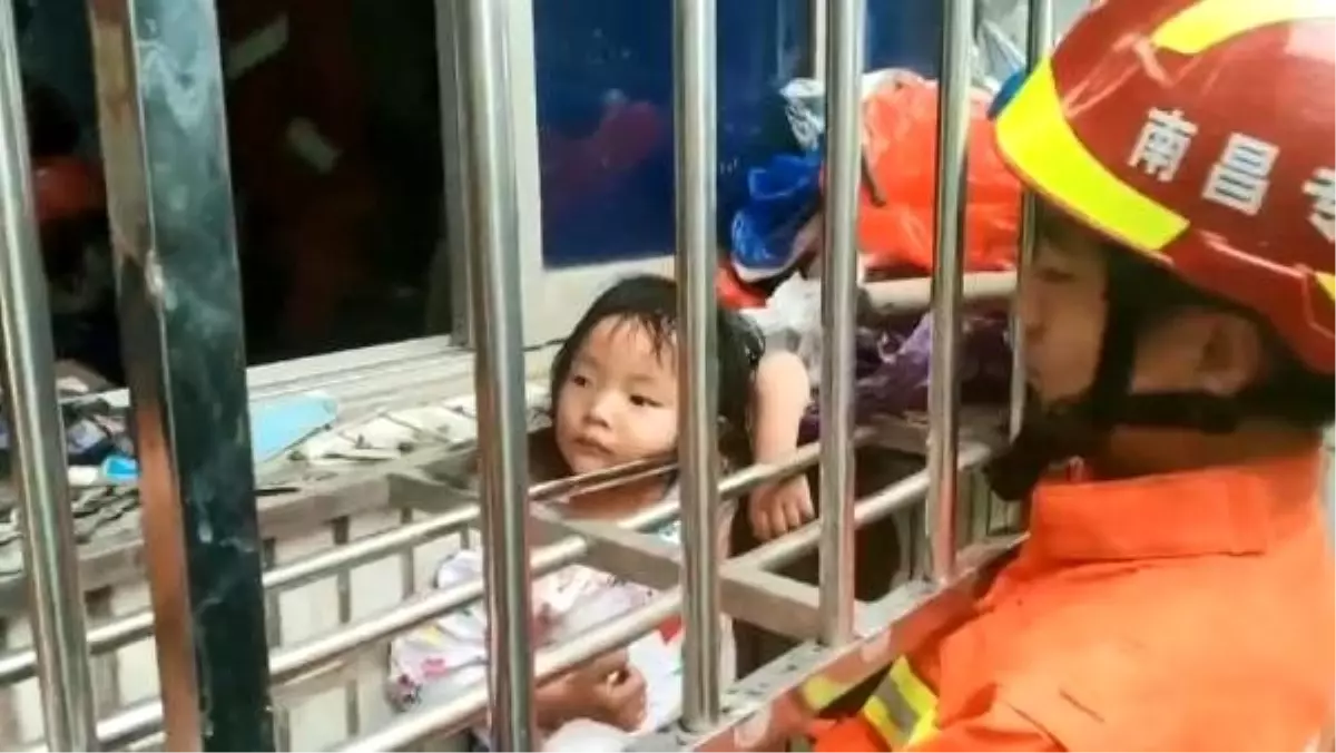 Kafası demir parmaklıklara sıkışan küçük kız böyle kurtarıldı