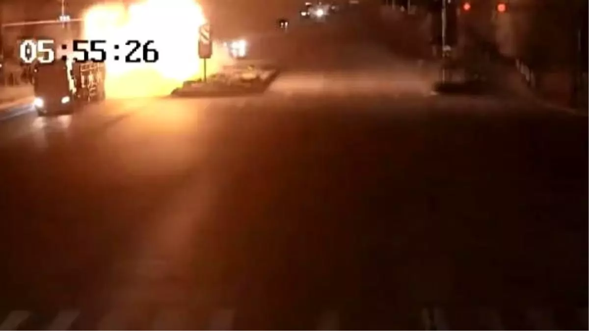 Kamyon kaza sonrası alev aldı, sürücü son anda kurtarıldı