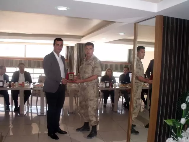Kaymakam Vardar için veda yemeği Kaymakam Vardar için veda yemeği